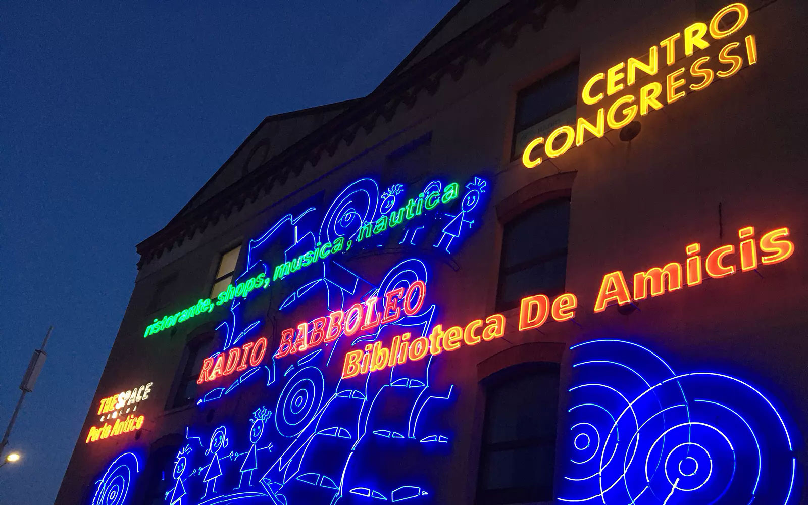 centro_congressi_facciata_neon.jpg